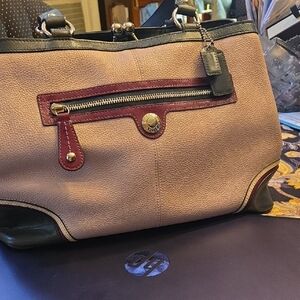 Elegant Two-Tone Leather Handbag